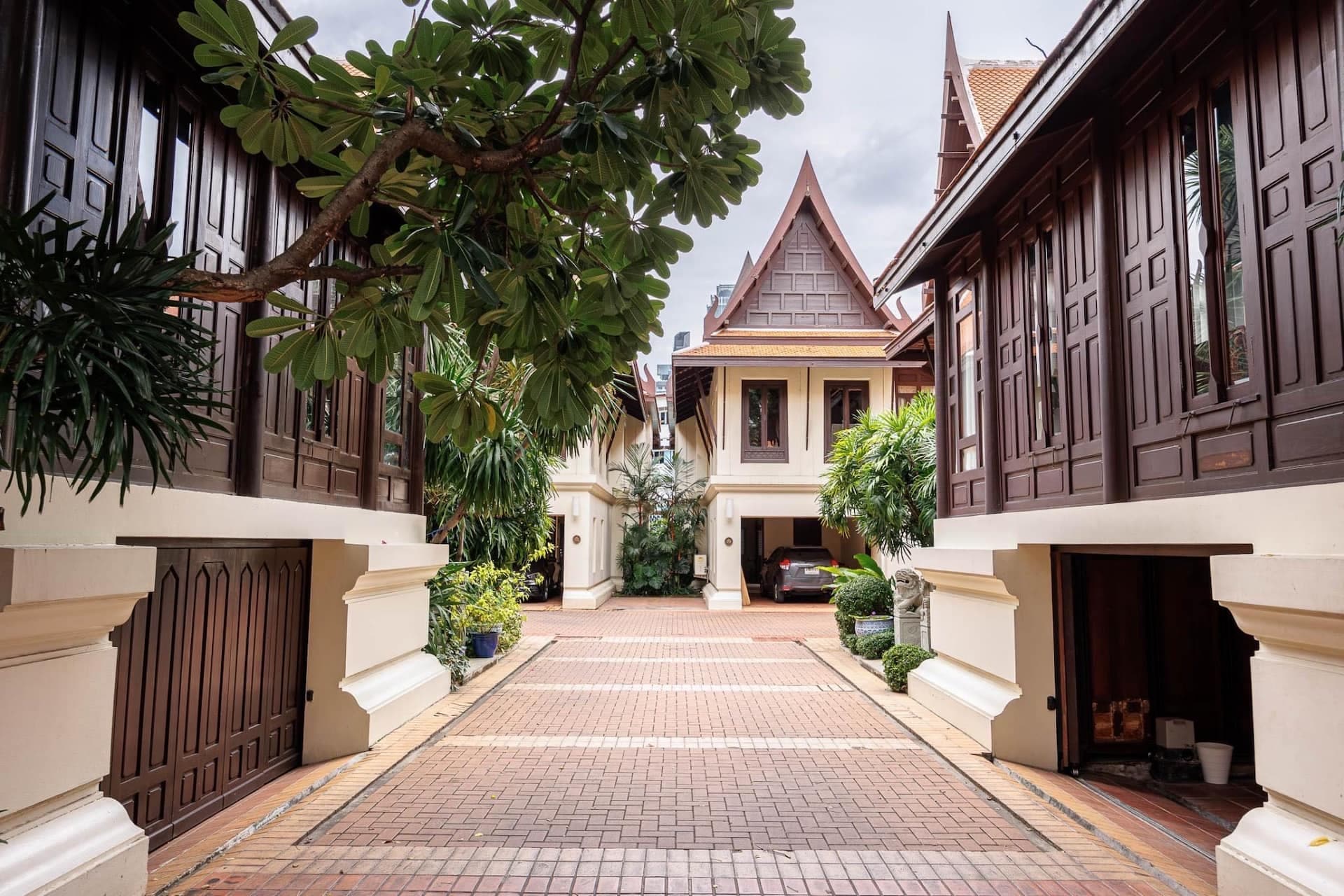 [Ekkamai 17BR Villas] Four Garden Pool Villas in Central Bangkok | Housekeepers | 24-Hour Security