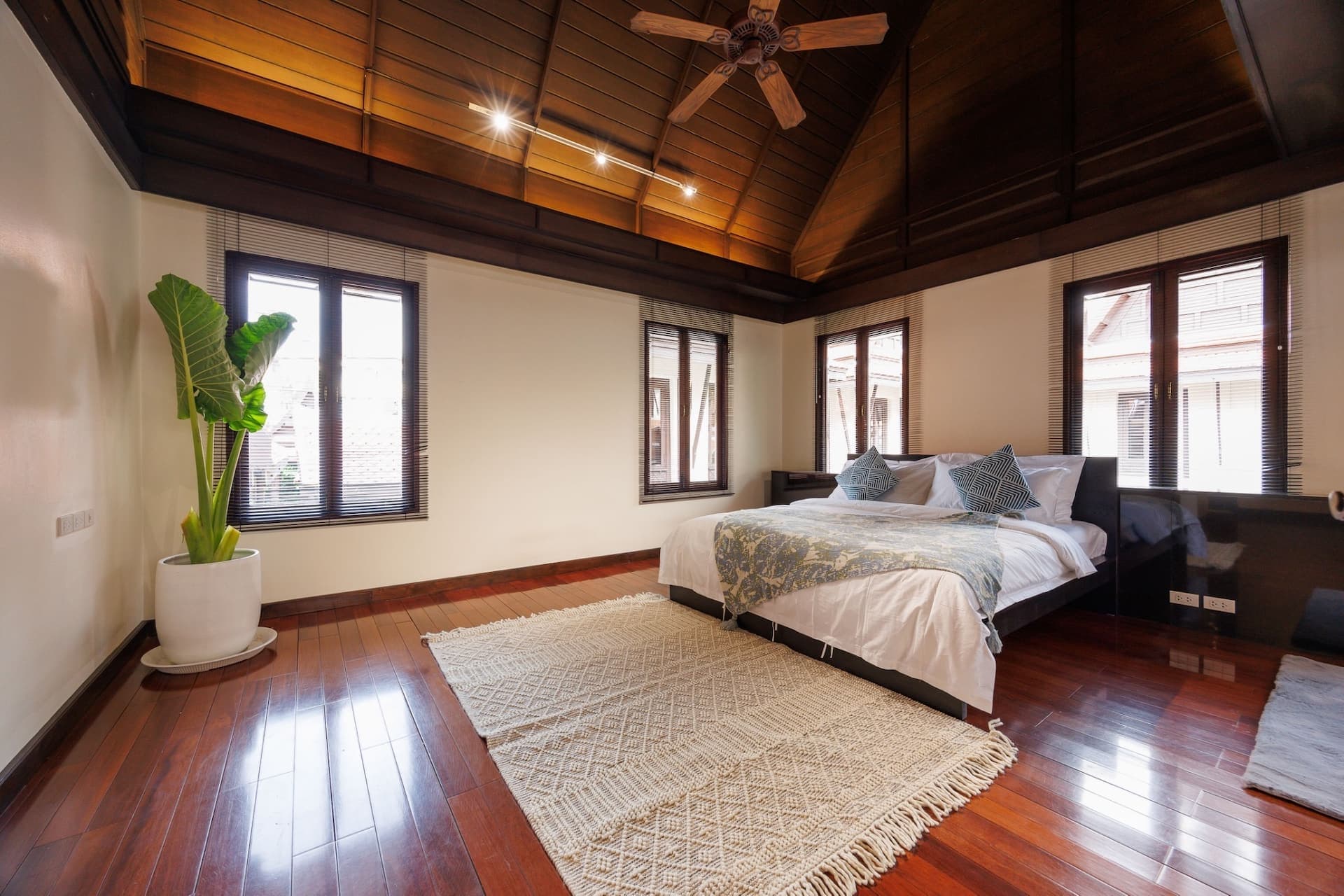 "Tailan X13" 4BR Private Pool Villa in Central Bangkok | Daily Cleaning | Free Costumes | Floating Afternoon Tea 10