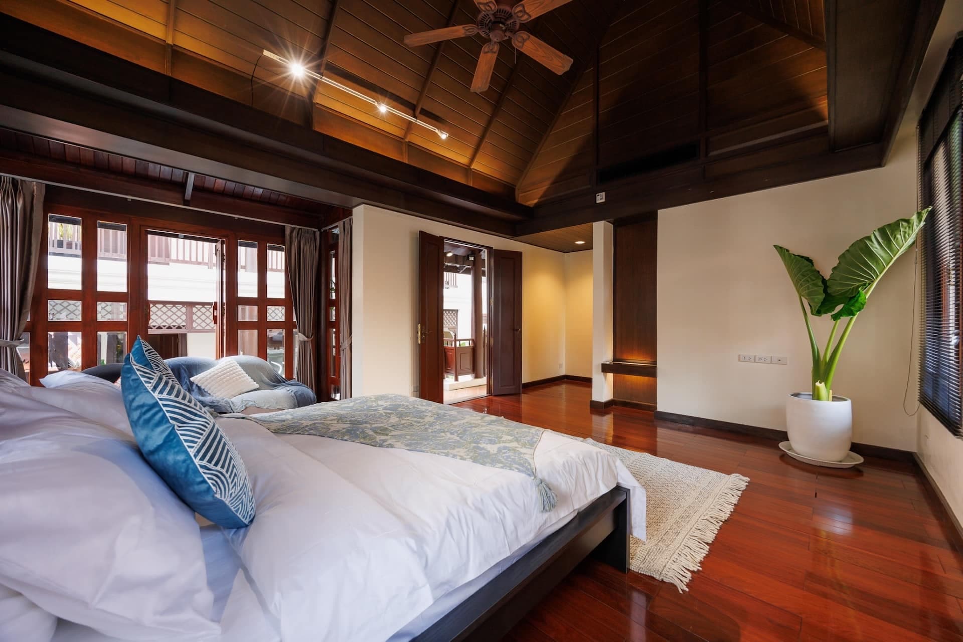 "Tailan X13" 4BR Private Pool Villa in Central Bangkok | Daily Cleaning | Free Costumes | Floating Afternoon Tea 16