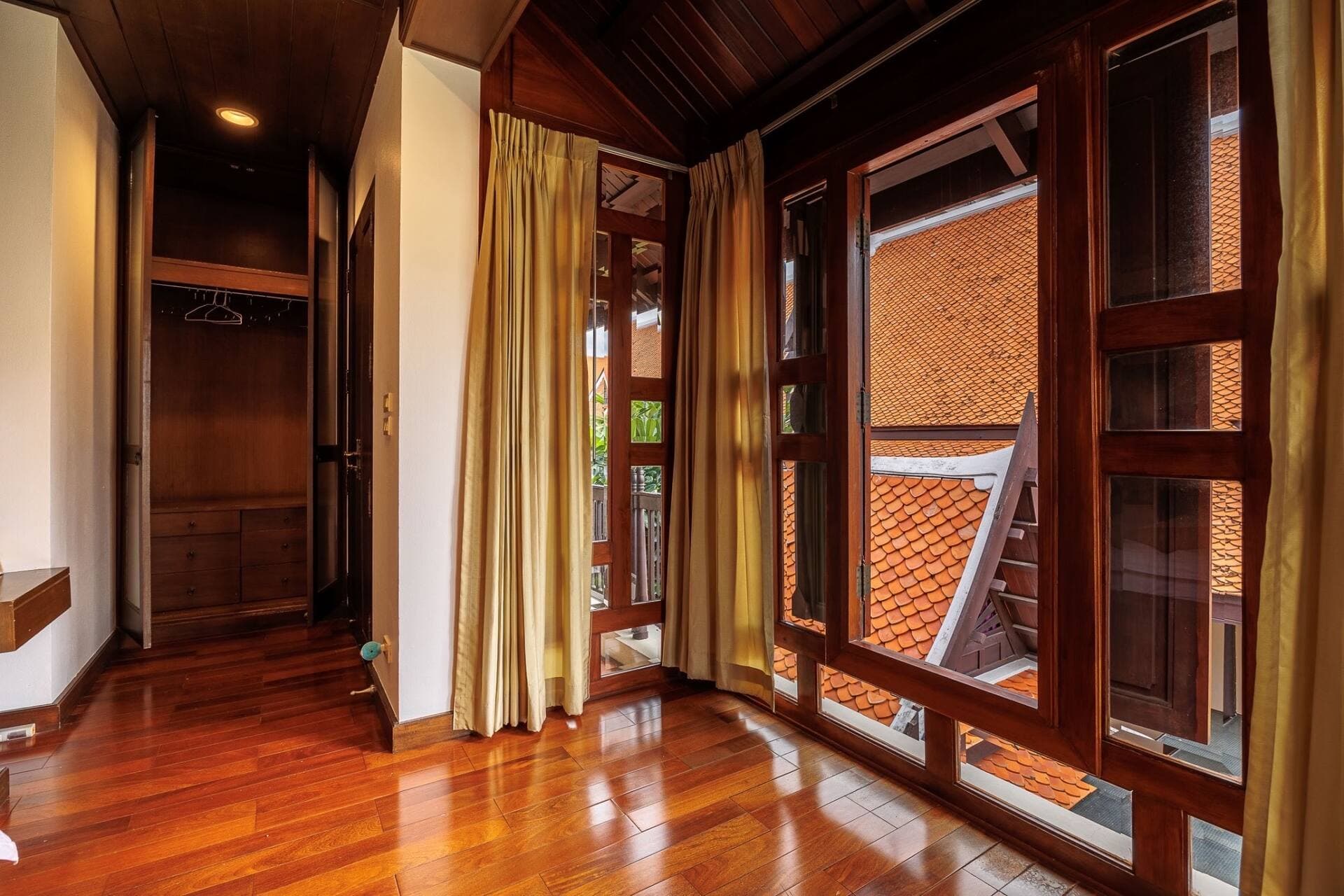 "Siam Courtyard X5" วิลล่าสวนสระว่ายน้ำ 5 ห้องนอนเอกมัย | ทำความสะอาดทุกวัน | ชุดไทยฟรี 45