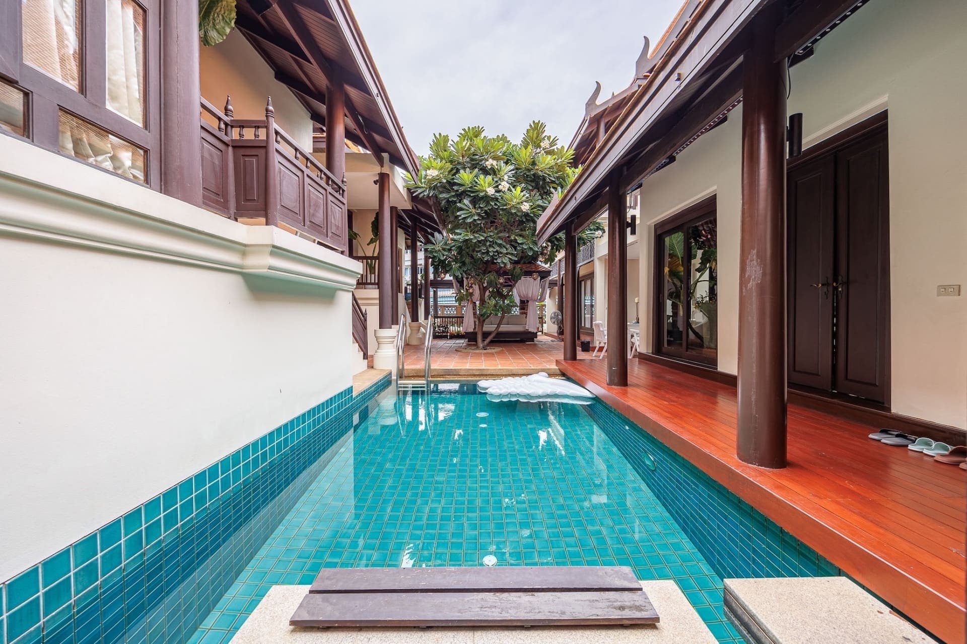 "Siam Courtyard X5" วิลล่าสวนสระว่ายน้ำ 5 ห้องนอนเอกมัย | ทำความสะอาดทุกวัน | ชุดไทยฟรี 50