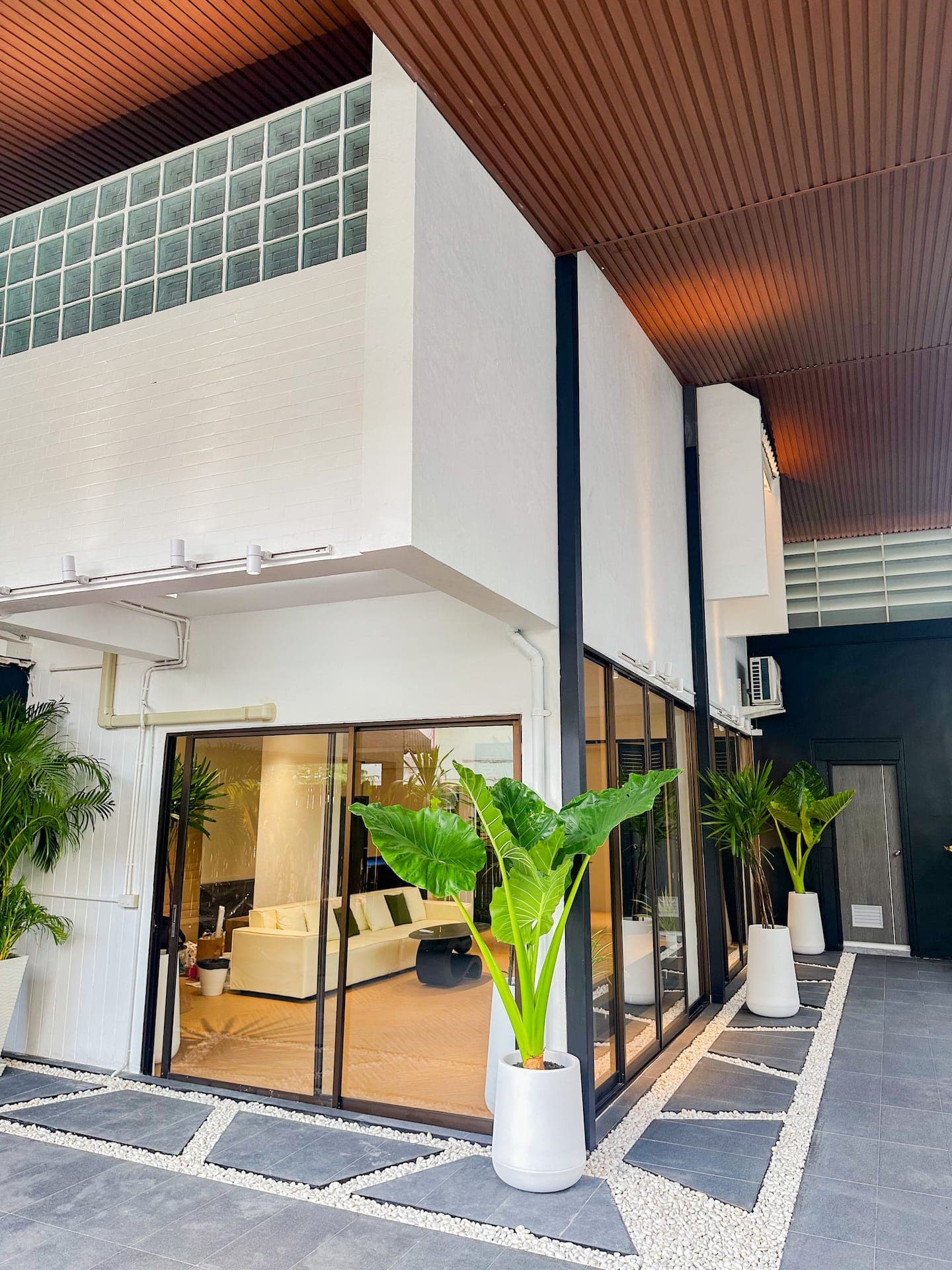 Four-bedroom villa in Sukhumvit, downtown Bangkok, near Soi Cowboy