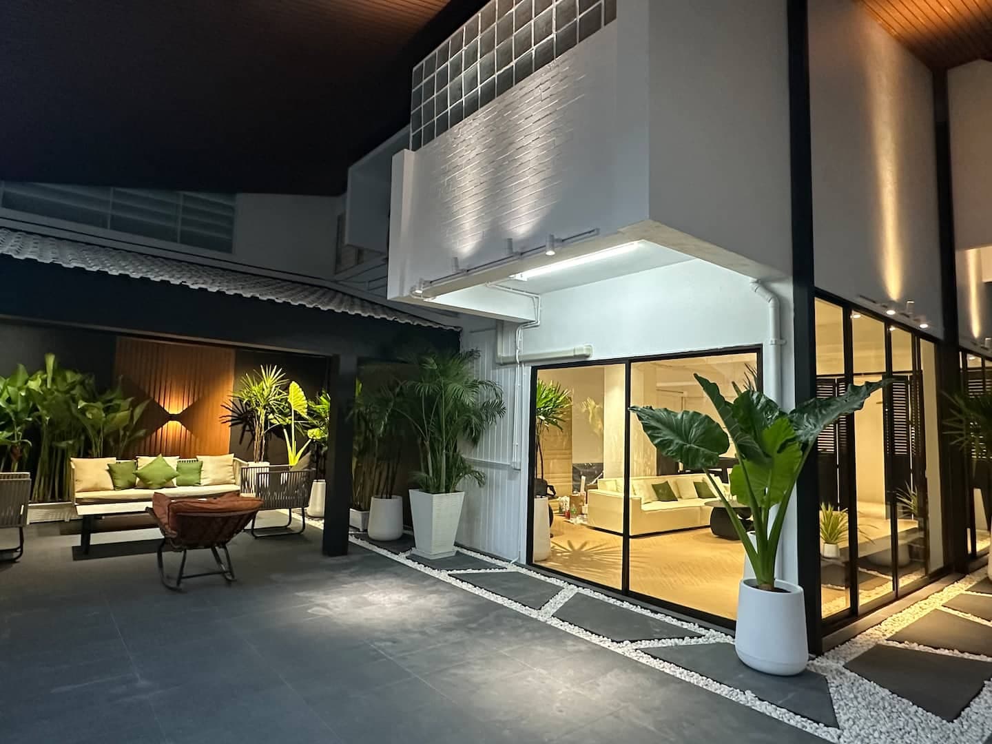 วิลล่าสี่ห้องนอนใจกลางเมืองกรุงเทพฯใกล้ถนนคาวบอย 47