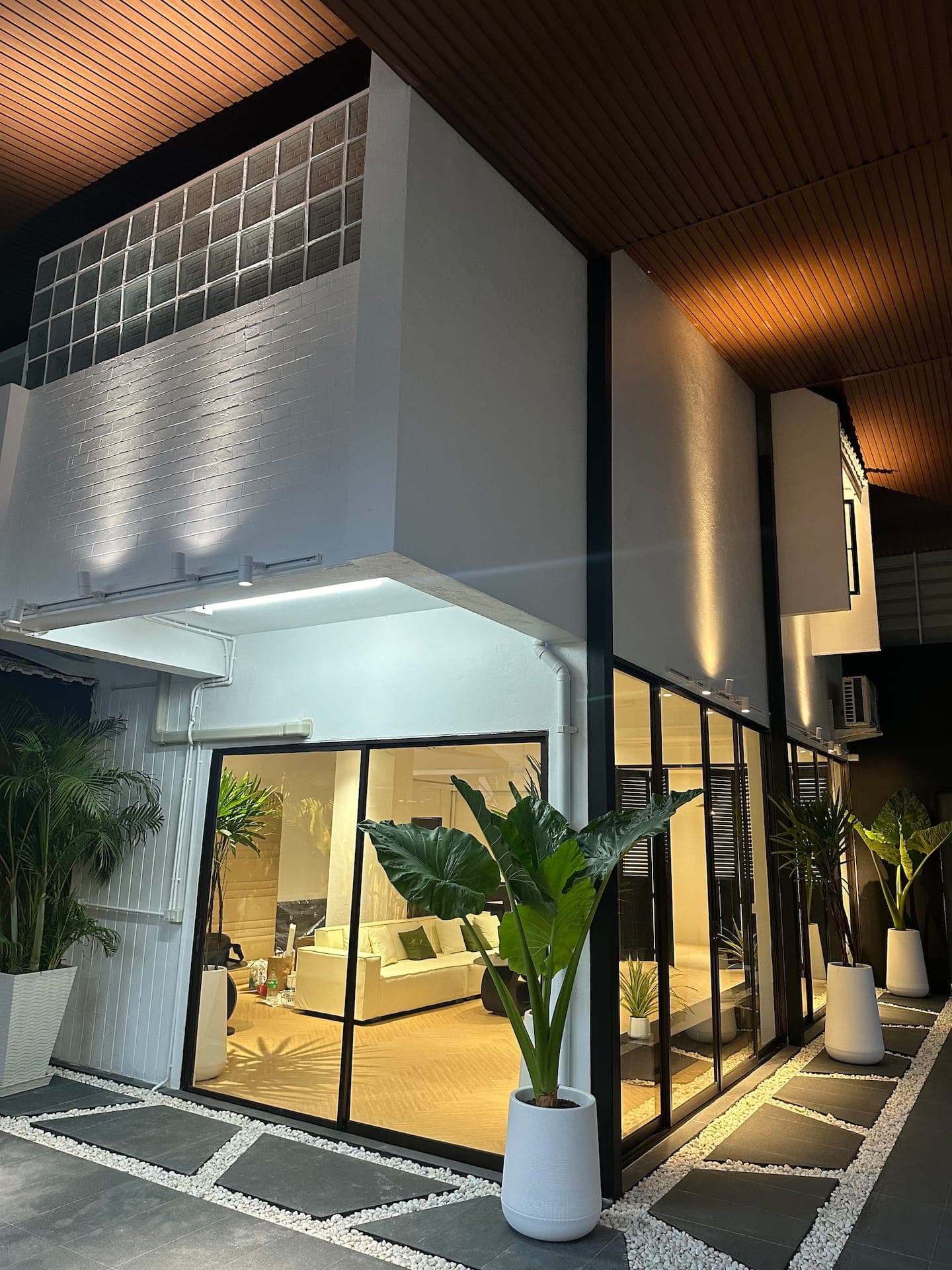 วิลล่าสี่ห้องนอนใจกลางเมืองกรุงเทพฯใกล้ถนนคาวบอย 49